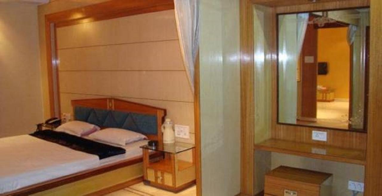 Hotel Welcome Palace Agartala Esterno foto